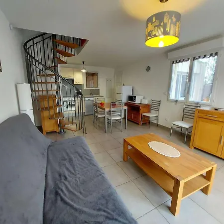 Holiday home Maison Climatisee En Duplex, 2 Chambres, Terrasse, Garage A 250m De La - Fr-1-326-754 *